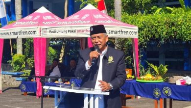 Ketua PDM Wonosobo Drs. H. Bambang WEN, MM memberikan sambutan di podium saat pembukaan Anniversary ke-29 SMK Mutu Wonosobo.