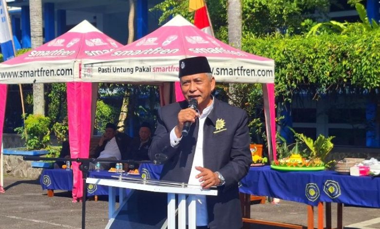 Ketua PDM Wonosobo Drs. H. Bambang WEN, MM memberikan sambutan di podium saat pembukaan Anniversary ke-29 SMK Mutu Wonosobo.