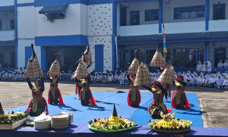 Penampilan pidato tiga bahasa oleh siswa berprestasi SMK Mutu Wonosobo dalam perayaan Milad ke-29 yang inspiratif.