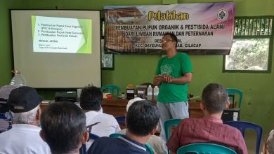 Narasumber JATAM memberikan materi pelatihan pembuatan pupuk dan pestisida organik kepada warga Desa Hanum Cilacap.