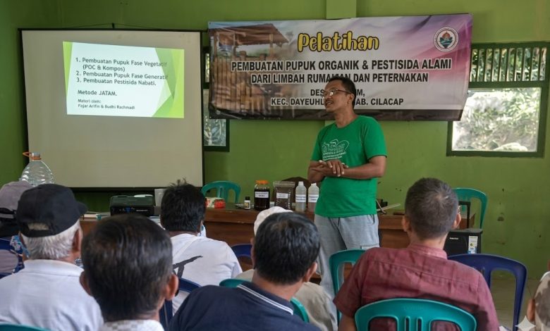 Narasumber JATAM memberikan materi pelatihan pembuatan pupuk dan pestisida organik kepada warga Desa Hanum Cilacap.