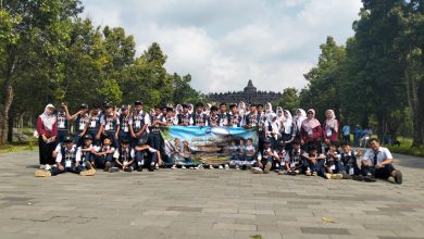 Siswa SMP Muhammadiyah 5 Kandangan sedang praktik berbicara bahasa Inggris dengan wisatawan mancanegara di Candi Borobudur dalam program Speak and Explore.