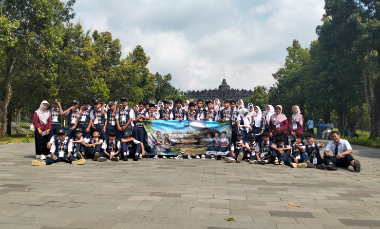 Siswa SMP Muhammadiyah 5 Kandangan sedang praktik berbicara bahasa Inggris dengan wisatawan mancanegara di Candi Borobudur dalam program Speak and Explore.