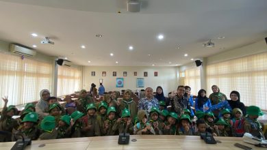 Siswa SMP Muhammadiyah 5 Kandangan menggunakan peta navigasi digital You Are Here saat mengeksplorasi spot sejarah di Candi Borobudur.