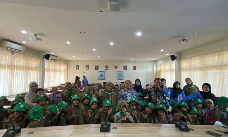 Siswa SMP Muhammadiyah 5 Kandangan menggunakan peta navigasi digital You Are Here saat mengeksplorasi spot sejarah di Candi Borobudur.
