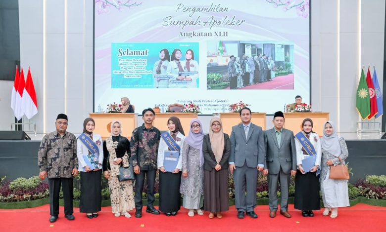 Prosesi pengambilan sumpah apoteker baru angkatan XLII Fakultas Farmasi Universitas Muhammadiyah Purwokerto (UMP) yang berlangsung khidmat.
