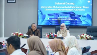Wakil Rektor II UMP Sulistyani Budiningsih dan Wakil Rektor II UMKT Praja Hadi Saputra berdiskusi tentang tata kelola keuangan perguruan tinggi di Ruang Sidang UMP.