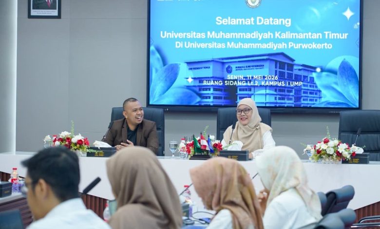 Wakil Rektor II UMP Sulistyani Budiningsih dan Wakil Rektor II UMKT Praja Hadi Saputra berdiskusi tentang tata kelola keuangan perguruan tinggi di Ruang Sidang UMP.