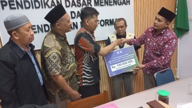Ketua Majelis Dikdasmen PNF PP Muhammadiyah Didik Suhardi menyerahkan simbolis bantuan 100 juta rupiah kepada perwakilan MTs Muhammadiyah 4 Sambungmacan Sragen.