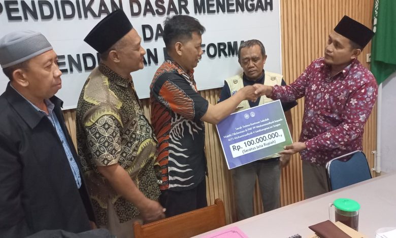 Ketua Majelis Dikdasmen PNF PP Muhammadiyah Didik Suhardi menyerahkan simbolis bantuan 100 juta rupiah kepada perwakilan MTs Muhammadiyah 4 Sambungmacan Sragen.