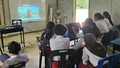 Siswa CLC Tunas Harapan Bangsa Sabah mengikuti sesi daring literasi keuangan dan beasiswa ADEM bersama tim PkM internasional UMS.