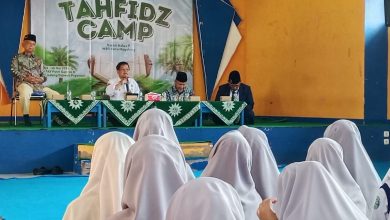 Suasana pembukaan Tahfidz Camp 2026 di SMP Mutual Kota Magelang yang dihadiri oleh jajaran pimpinan sekolah, Kemenag, dan para santriwati berpakaian putih.