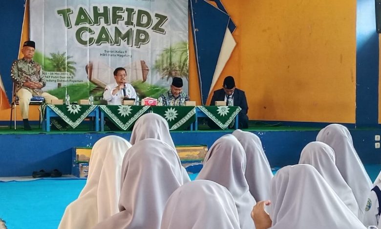 Suasana pembukaan Tahfidz Camp 2026 di SMP Mutual Kota Magelang yang dihadiri oleh jajaran pimpinan sekolah, Kemenag, dan para santriwati berpakaian putih.