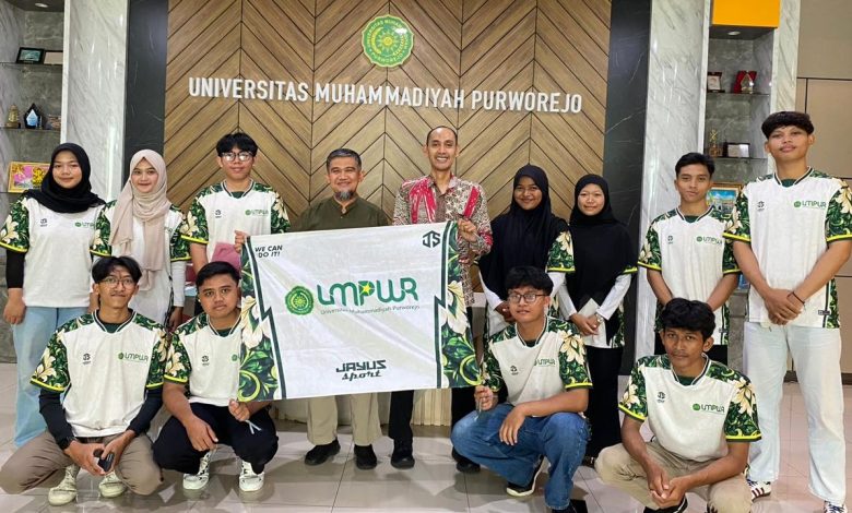 Wakil Rektor III UMPWR Dr. Budi Setiawan bersama tujuh mahasiswa atlet memegang bendera logo UMPWR dalam acara pelepasan delegasi The 1st Muhammadiyah Games 2026.