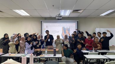 Dosen dan mahasiswa peserta Visiting Lecture Kolaborasi Internasional UMS di USIM Malaysia berfoto bersama saat membahas budaya digital Indonesia.