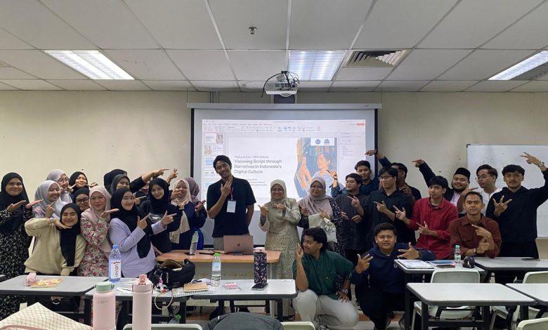 Dosen dan mahasiswa peserta Visiting Lecture Kolaborasi Internasional UMS di USIM Malaysia berfoto bersama saat membahas budaya digital Indonesia.