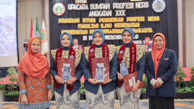 Tiga lulusan Ners UMS memegang ijazah dalam acara Upacara Sumpah Profesi Ners sebagai simbol peningkatan kompetensi tenaga kesehatan Muhammadiyah.