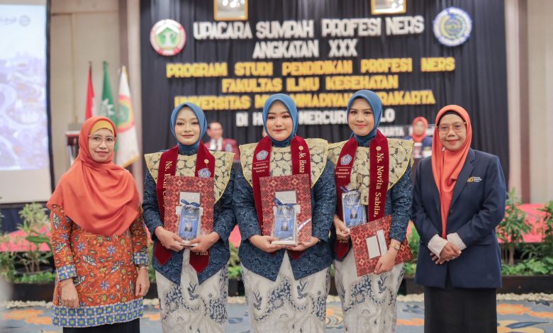 Tiga lulusan Ners UMS memegang ijazah dalam acara Upacara Sumpah Profesi Ners sebagai simbol peningkatan kompetensi tenaga kesehatan Muhammadiyah.