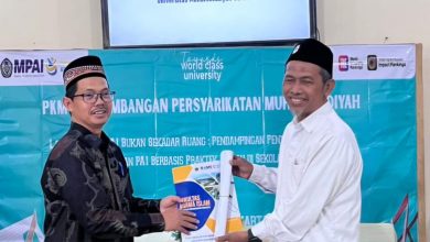 Wakil Rektor III UMS Mutohharun Jinan menyerahkan berkas kerja sama kepada perwakilan PCM Kartasura untuk peningkatan kompetensi guru PAI.
