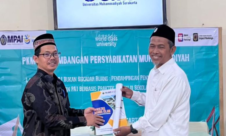 Wakil Rektor III UMS Mutohharun Jinan menyerahkan berkas kerja sama kepada perwakilan PCM Kartasura untuk peningkatan kompetensi guru PAI.