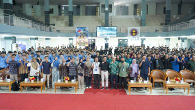 Foto bersama mahasiswa teknik sipil dan dosen dalam acara Civil Summit di gedung serbaguna kampus sebagai bentuk kegiatan mahasiswa positif.