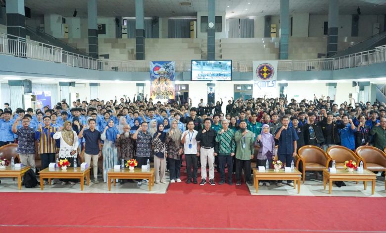 Foto bersama mahasiswa teknik sipil dan dosen dalam acara Civil Summit di gedung serbaguna kampus sebagai bentuk kegiatan mahasiswa positif.