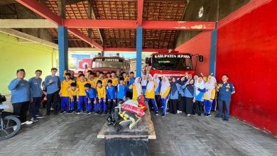 Siswa sekolah mengikuti edukasi pencegahan kebakaran di kantor Pemadam Kebakaran Kabupaten Jepara bersama petugas Damkar dan peralatan fire fighter.
