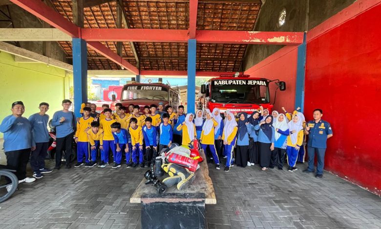 Siswa sekolah mengikuti edukasi pencegahan kebakaran di kantor Pemadam Kebakaran Kabupaten Jepara bersama petugas Damkar dan peralatan fire fighter.