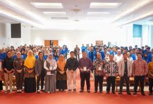 Sesi foto bersama Rektor UMP Prof. Dr. Jebul Suroso, narasumber dari Komnas HAM dan ILO, serta jajaran Fakultas Hukum UMP dalam Seminar Nasional Perlindungan Hukum Pekerja GIG.