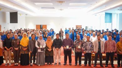Sesi foto bersama Rektor UMP Prof. Dr. Jebul Suroso, narasumber dari Komnas HAM dan ILO, serta jajaran Fakultas Hukum UMP dalam Seminar Nasional Perlindungan Hukum Pekerja GIG.