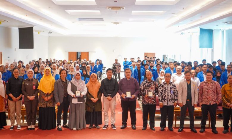Sesi foto bersama Rektor UMP Prof. Dr. Jebul Suroso, narasumber dari Komnas HAM dan ILO, serta jajaran Fakultas Hukum UMP dalam Seminar Nasional Perlindungan Hukum Pekerja GIG.