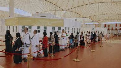 Antrean jemaah haji KBIHU Arafah Muhammadiyah Klaten Kloter 62 SOC di Bandara Internasional King Abdul Aziz Jeddah mengenakan ihram.