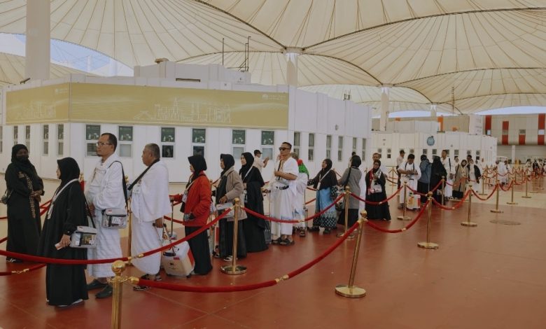 Antrean jemaah haji KBIHU Arafah Muhammadiyah Klaten Kloter 62 SOC di Bandara Internasional King Abdul Aziz Jeddah mengenakan ihram.
