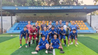 Skuad tim sepak bola amatir berfoto bersama di lapangan rumput sintetis Moman Soccer Field.