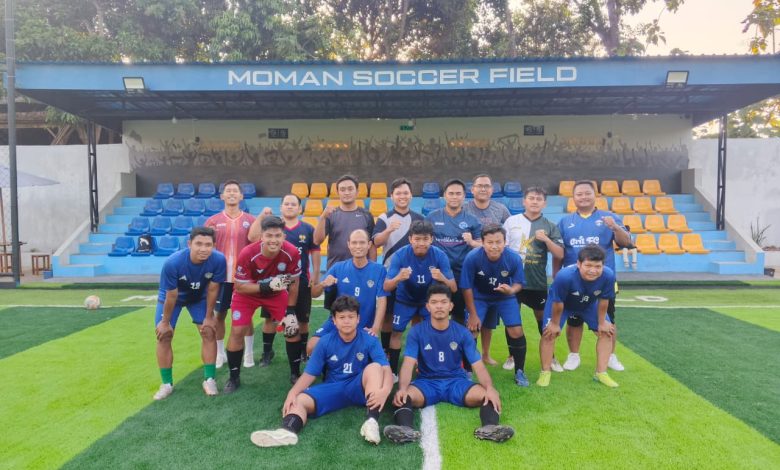 Skuad tim sepak bola amatir berfoto bersama di lapangan rumput sintetis Moman Soccer Field.