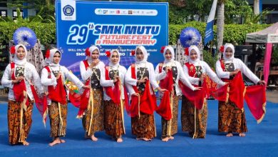 Delapan siswi SMK Mutu Wonosobo mementaskan tari tradisional dengan kostum kebaya putih dan selendang merah pada acara 29th Future Fest.