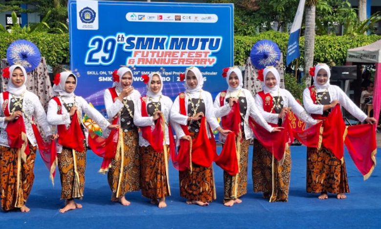 Delapan siswi SMK Mutu Wonosobo mementaskan tari tradisional dengan kostum kebaya putih dan selendang merah pada acara 29th Future Fest.