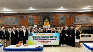 Mahasiswa Magister Pendidikan Dasar UMS membentangkan spanduk kuliah lapangan saat Konferensi Ilmiah Nasional di Universitas Pendidikan Ganesha Bali.
