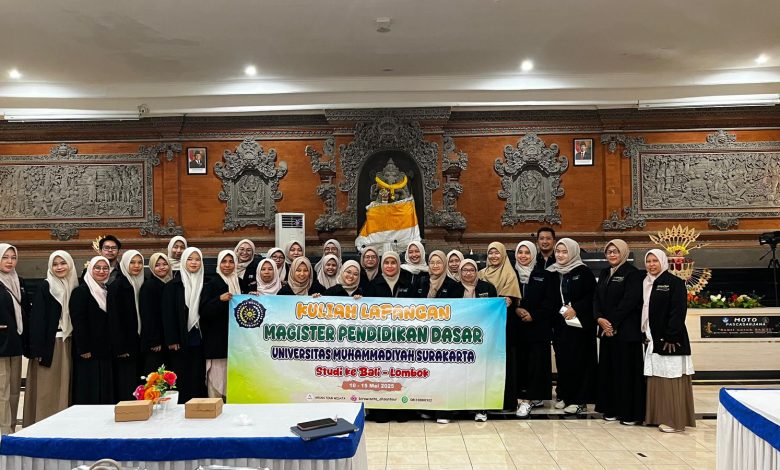 Mahasiswa Magister Pendidikan Dasar UMS membentangkan spanduk kuliah lapangan saat Konferensi Ilmiah Nasional di Universitas Pendidikan Ganesha Bali.