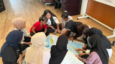 Mahasiswa KKN Internasional UMS sedang mendampingi anak-anak Sanggar Bimbingan Elshaddai Malaysia belajar peta wilayah Indonesia.
