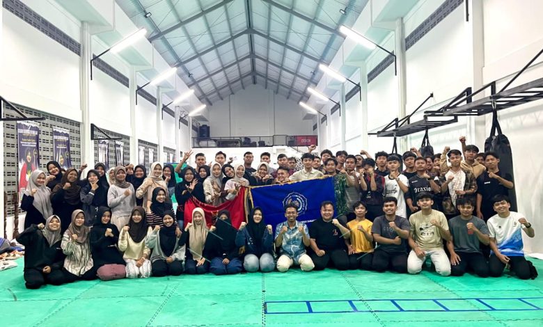 Foto bersama atlet Tapak Suci UMS yang akan bertanding di ajang Muhammadiyah Games 2026 Cabang Olahraga Pencak Silat.