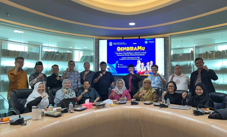 Foto bersama jajaran pimpinan Majelis Dikdasmen PP Muhammadiyah dalam acara soft launching Gerakan Pendidikan Inklusif GembiraMu.