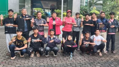 Foto bersama atlet Tapak Suci Semarang PIMDA 062 saat pelepasan kontingen Muhammadiyah Games UMS di depan Gedung Rektorat UNIMUS.