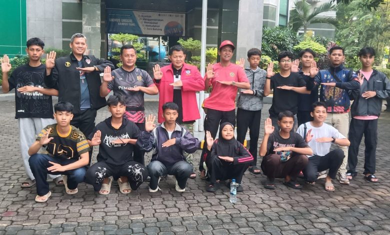 Foto bersama atlet Tapak Suci Semarang PIMDA 062 saat pelepasan kontingen Muhammadiyah Games UMS di depan Gedung Rektorat UNIMUS.