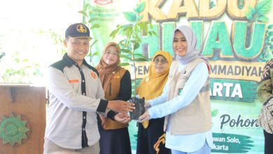 Penyerahan bibit pohon secara simbolis oleh Ketua Pemuda Muhammadiyah Surakarta Andi Tri Prasetyo kepada Wakil Wali Kota Surakarta Astrid Widayani dalam acara Kado Hijau Milad ke-94.