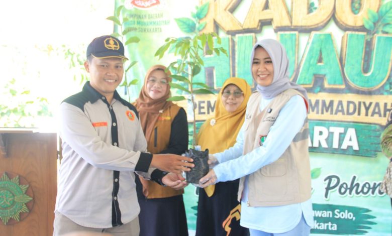 Penyerahan bibit pohon secara simbolis oleh Ketua Pemuda Muhammadiyah Surakarta Andi Tri Prasetyo kepada Wakil Wali Kota Surakarta Astrid Widayani dalam acara Kado Hijau Milad ke-94.