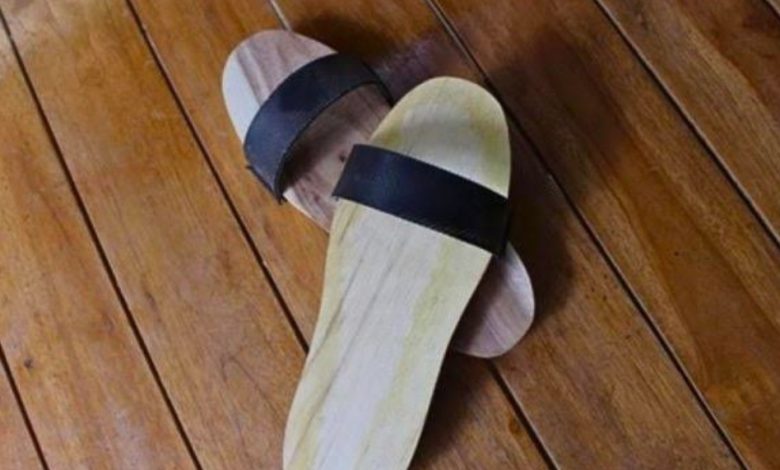 Sandal bakiak kayu sederhana milik AR Fachruddin sebagai simbol keteladanan dan kesederhanaan tokoh Muhammadiyah.