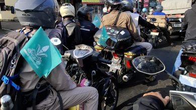 Sembilan atlet Tapak Suci PIMDA 062 Semarang berpose bersama pengurus dengan salam khas Tapak Suci saat pelepasan di depan Gedung Rektorat UNIMUS.