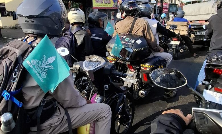 Sembilan atlet Tapak Suci PIMDA 062 Semarang berpose bersama pengurus dengan salam khas Tapak Suci saat pelepasan di depan Gedung Rektorat UNIMUS.