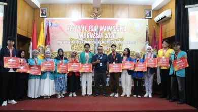Foto bersama atlet Tapak Suci PIMDA 062 Semarang saat acara pelepasan kontingen untuk Muhammadiyah Games 2026 di depan Gedung Rektorat UNIMUS.